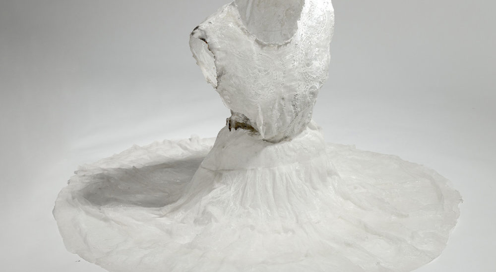 Veste nuziale, vista dall'altro della scultura di Alice Tamburini, un abito trattato con la resina