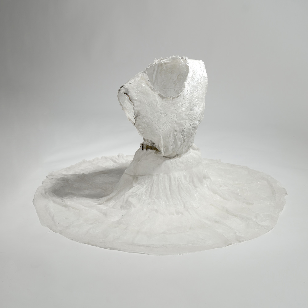 Veste nuziale, vista dall'altro della scultura di Alice Tamburini, un abito trattato con la resina